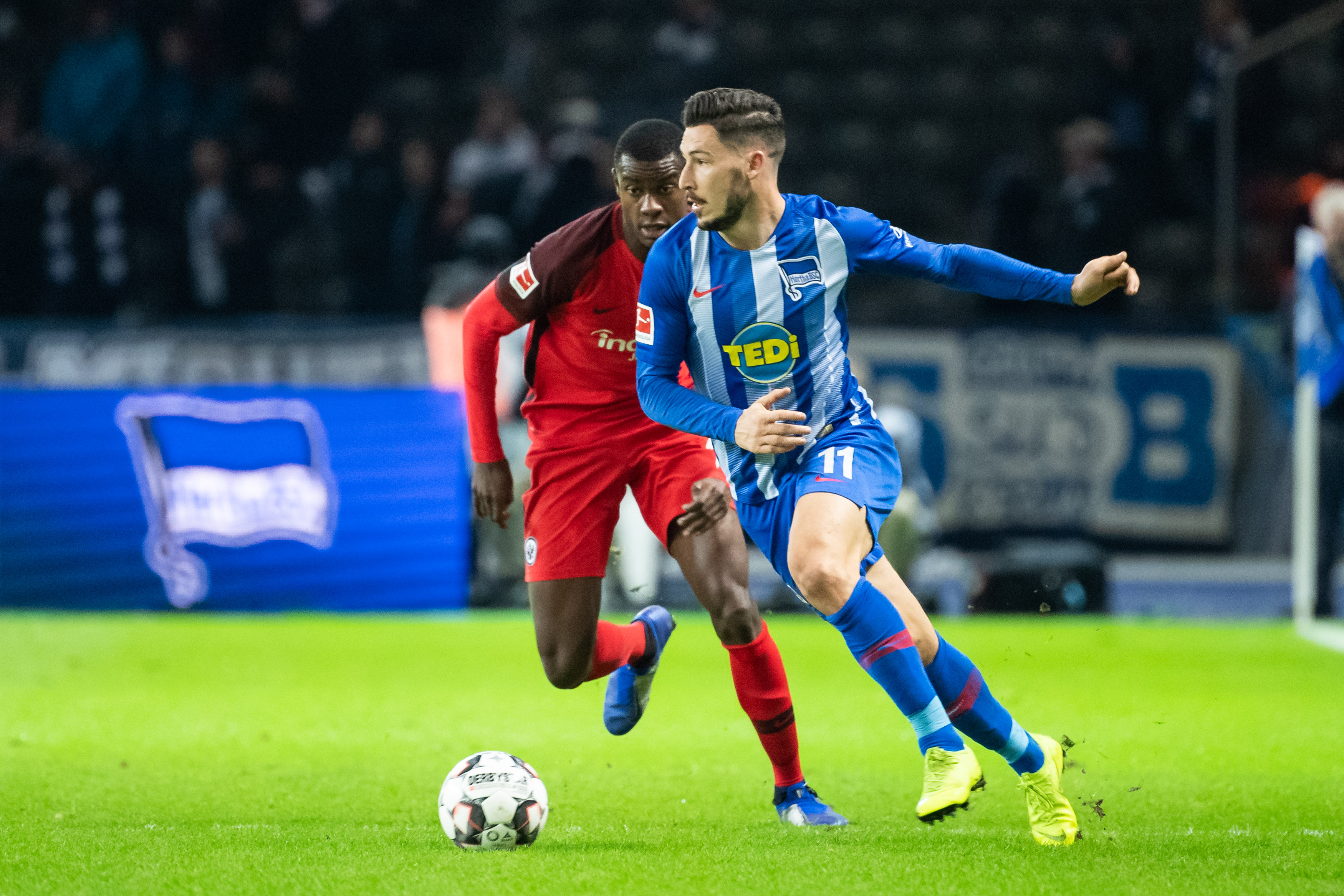 感谢背后的付出，法比奥向国安基地负责洗衣的两位大姐献花（法比奥为国安基地洗衣两位阿姨送花致敬幕后付出）