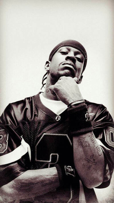 湖人官宣：里夫斯复出第2场左小腿酸痛退赛 三巨头合计缺席29场（湖人官方通报：里夫斯复出次战左小腿酸痛提前退场，三巨头总计缺席29场）