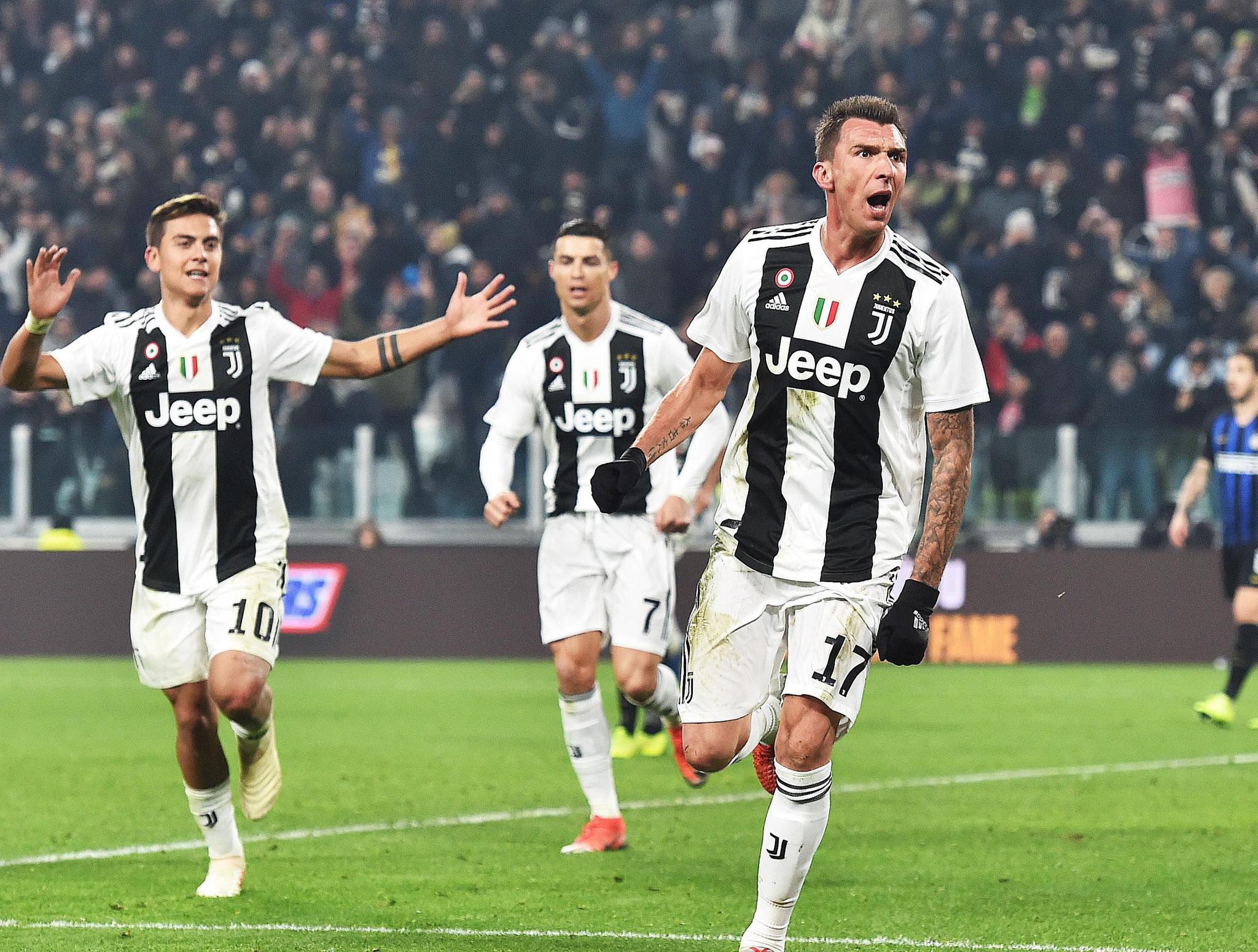 足球世界杯主题周边开售，球迷抢购（世界杯主题周边上架，球迷热购）