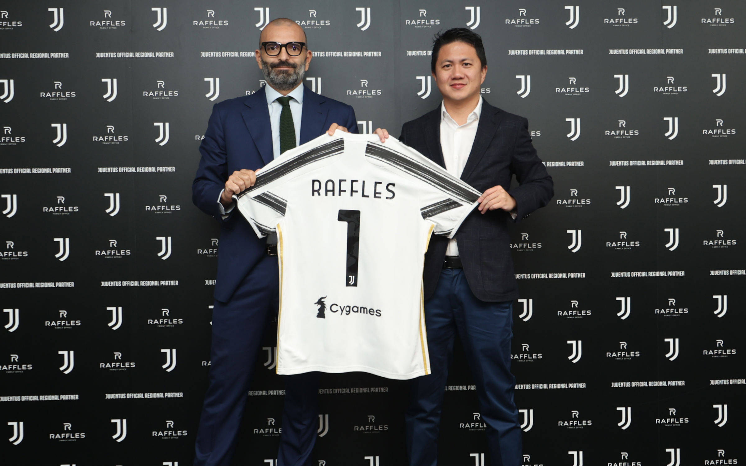 拉拉维亚晒照庆祝客场之旅结束（拉拉维亚晒照庆祝客场征程收官）