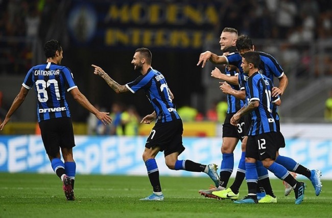 特里皮尔代表纽卡向IVE成员赠送专属球衣，后者为开球嘉宾（特里皮尔代纽卡向IVE成员赠送定制球衣，后者担任开球嘉宾）